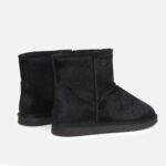 Personalized black snow boots: elegant horsehair fabric, warm lining, custom-fit for everyday winter wear.