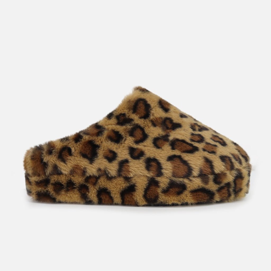 Cozy leopard print fluffy closed-toe slippers, soft plush fur upper, rounded toe design, ideas for warm indoor lounging.