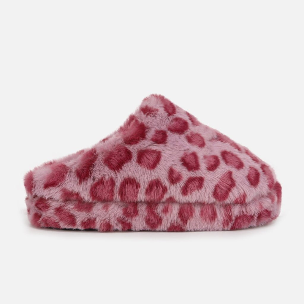 OEM/ODM pink leopard fluffy slippers—custom pattern/color options, plush fur upper, closed-toe style, suitable for private-label home footwear.